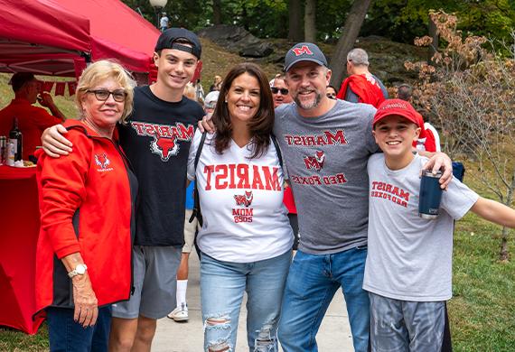 Image of family on campus for 家庭 Weekend festivities.